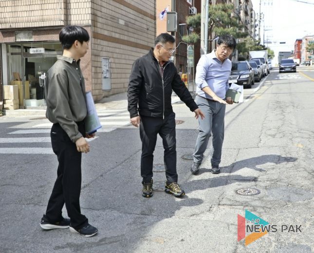 황규돈 수원팔달구청장, '시민의 민원함' 현장 점검...노후 도로 재포장 추진