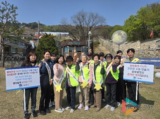 수원시, 팔달경찰서, 수원시니어클럽 관계자가 불법촬영 카메라 점검‧예방캠페인을 하고 기념사진을 촬영하고 있다.