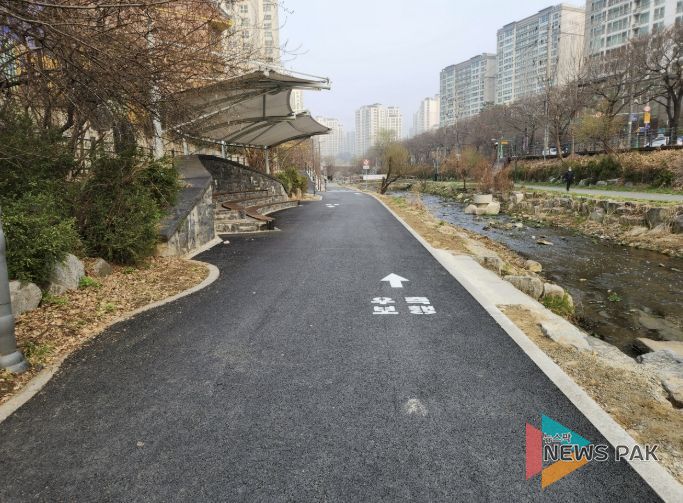정비를 완료한 수지구 성복천 자전거도로 전경