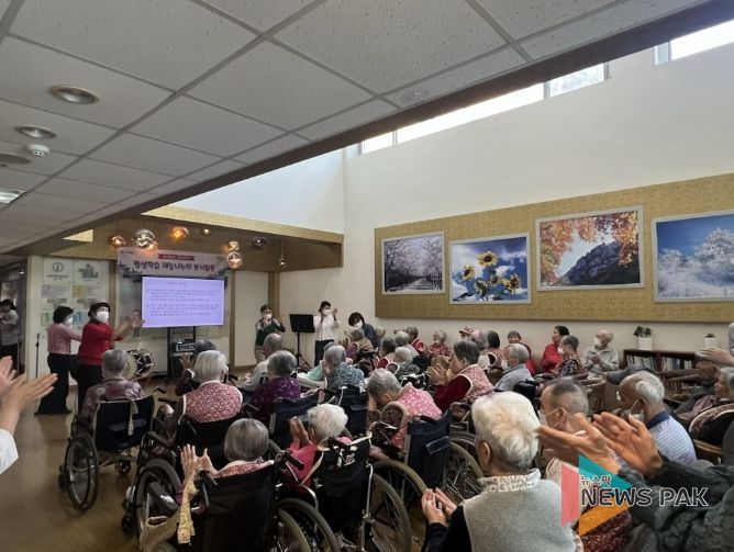 용인시평생학습관 재능나누미 교육 수강생들이 16일 처인구 역북동에 있는 대한간호노인요양원에서 노인들을 대상으로 인지기능 향상 프로그램을 하고 있다