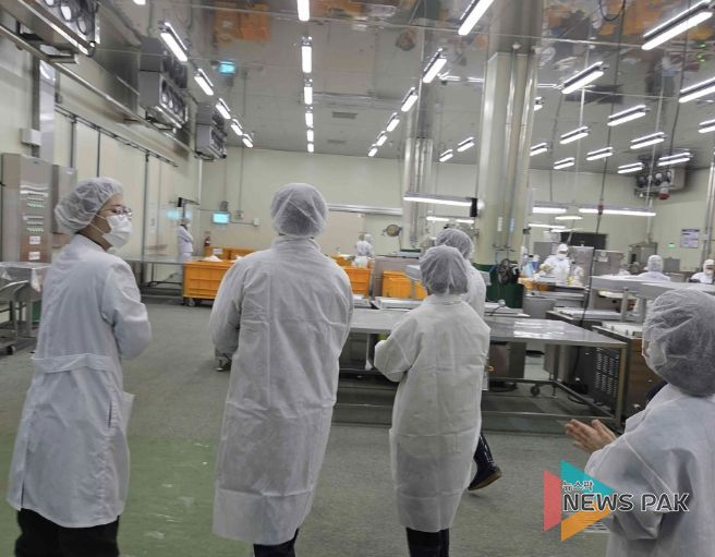 점검반이 학교급식 식자재 공급업체를 점검하고 있다.